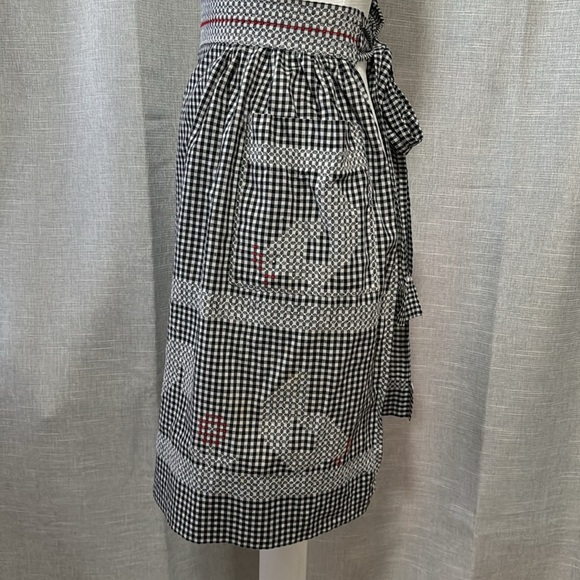 Vintage Apron-Black/White Gingham Check with Rooster & Hen Stitch Detail - Picture 7 of 12
